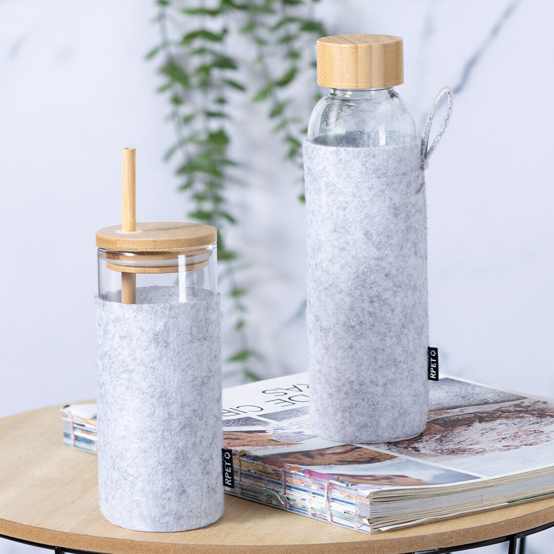 Glass mug with RPET felt sleeve and bamboo straw – 450 ml with personalisation