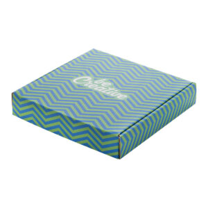 Individuāli apdrukāta plāna pasta dāvanu kastīte ar pašlīmējošu joslu, 163×154×30 mm – Balta