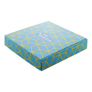 Individuāli apdrukāta plāna pasta dāvanu kastīte ar pašlīmējošu joslu, 258×245×46 mm – Balta