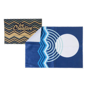 Individuāli apdrukāta RPET mikrošķiedras briļļu lupatiņa 13×18 cm kraftpapīra aploksnē – Balta